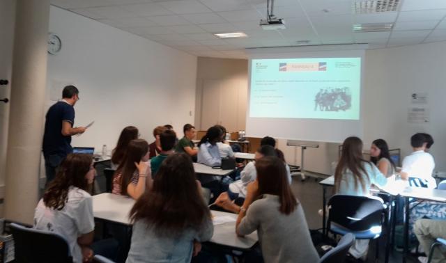 Les élèves répondant aux questions du quiz